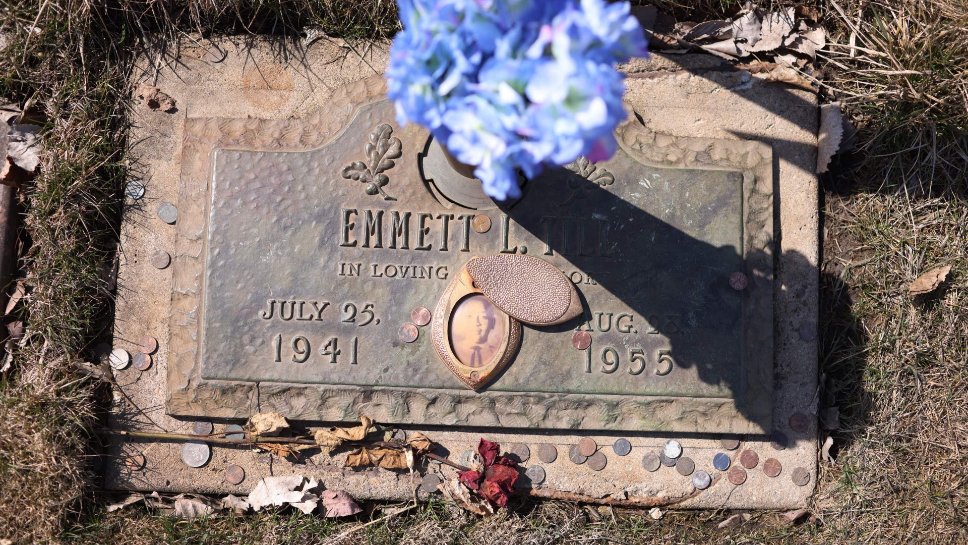US Justice Dept closes Emmett Till lynching case without charges.