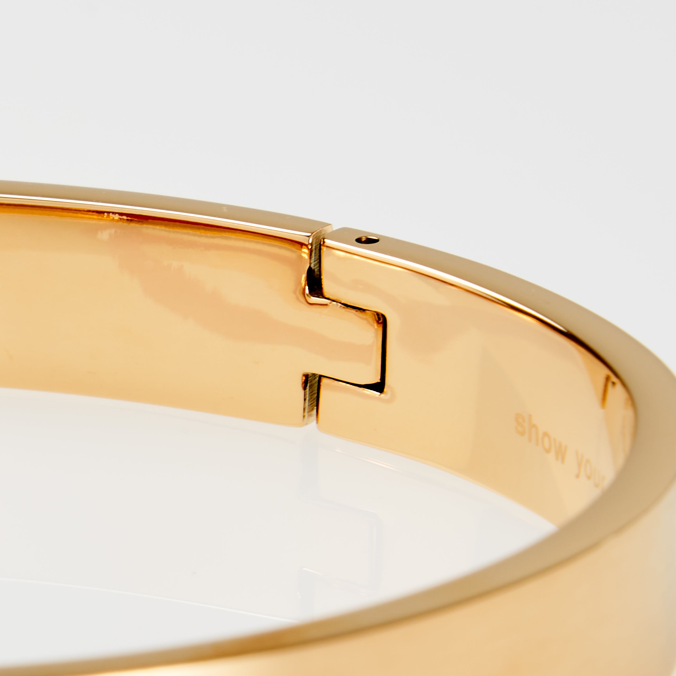 ONE WORLD Armreif gold gelasert